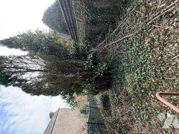 A CARROUGES - une maison d'habitation à rénover (93m²), en plein coeur de CARROUGES