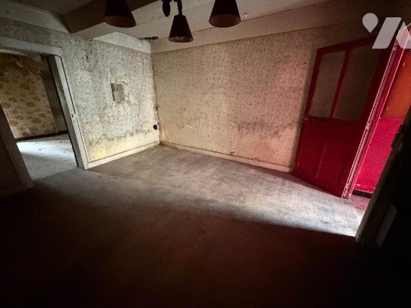 A CARROUGES - une maison d'habitation à rénover (93m²), en plein coeur de CARROUGES