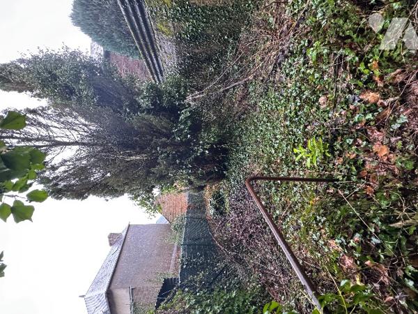 A CARROUGES - une maison d'habitation à rénover (93m²), en plein coeur de CARROUGES