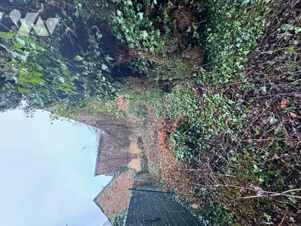 A CARROUGES - une maison d'habitation à rénover (93m²), en plein coeur de CARROUGES