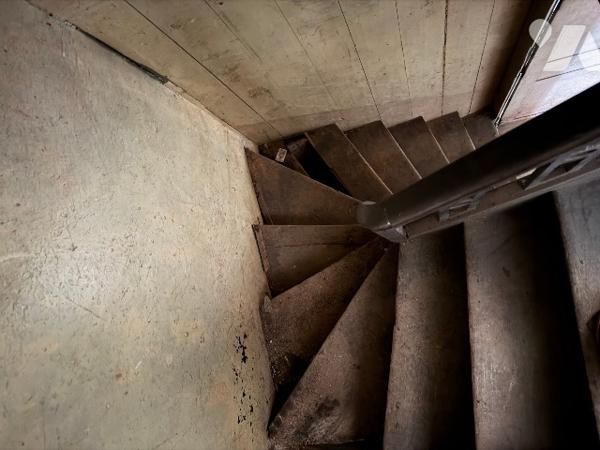 A CARROUGES - une maison d'habitation à rénover (93m²), en plein coeur de CARROUGES