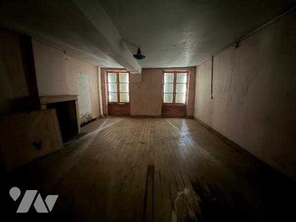 A CARROUGES - une maison d'habitation à rénover (93m²), en plein coeur de CARROUGES