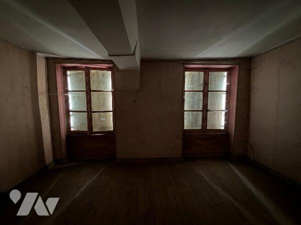 A CARROUGES - une maison d'habitation à rénover (93m²), en plein coeur de CARROUGES