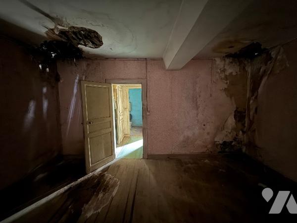 A CARROUGES - une maison d'habitation à rénover (93m²), en plein coeur de CARROUGES