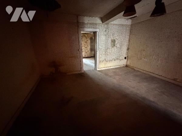 A CARROUGES - une maison d'habitation à rénover (93m²), en plein coeur de CARROUGES