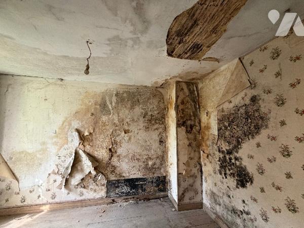 A CARROUGES - une maison d'habitation à rénover (93m²), en plein coeur de CARROUGES