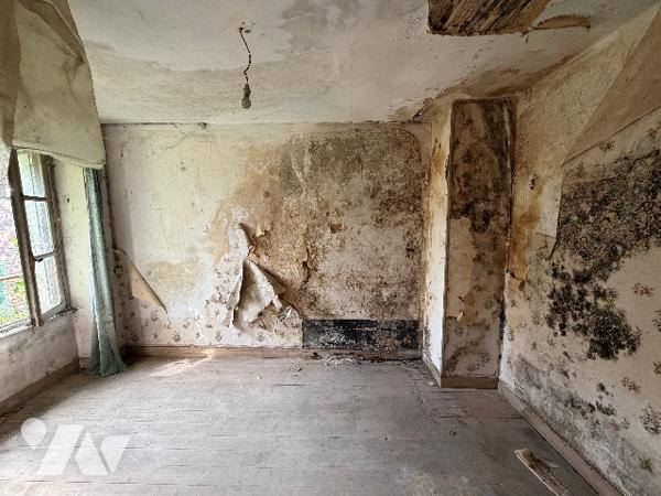 A CARROUGES - une maison d'habitation à rénover (93m²), en plein coeur de CARROUGES