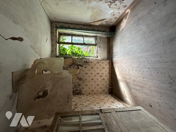 A CARROUGES - une maison d'habitation à rénover (93m²), en plein coeur de CARROUGES