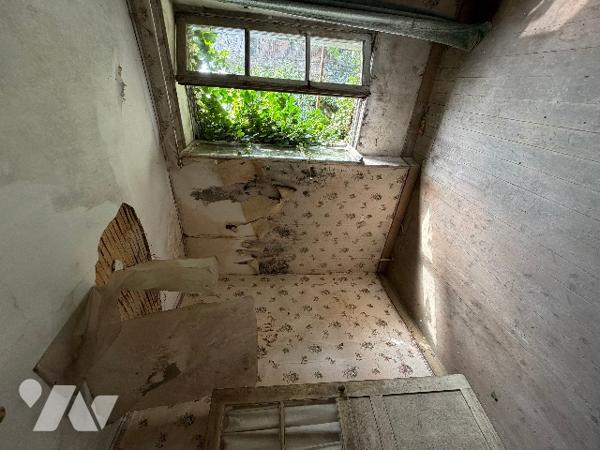 A CARROUGES - une maison d'habitation à rénover (93m²), en plein coeur de CARROUGES