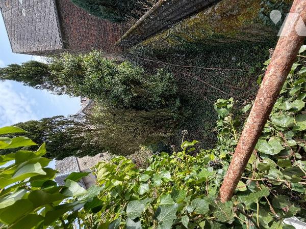 A CARROUGES - une maison d'habitation à rénover (93m²), en plein coeur de CARROUGES