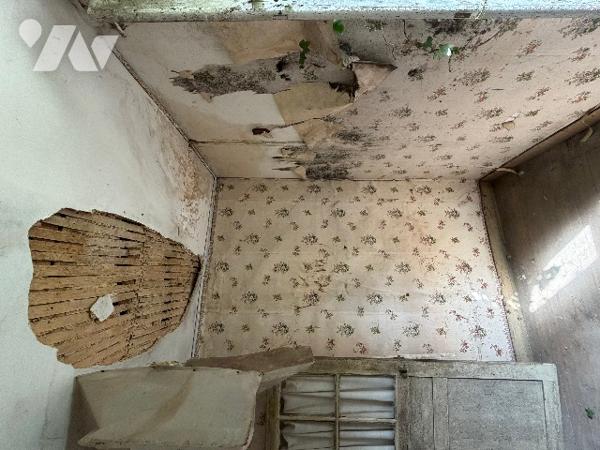 A CARROUGES - une maison d'habitation à rénover (93m²), en plein coeur de CARROUGES