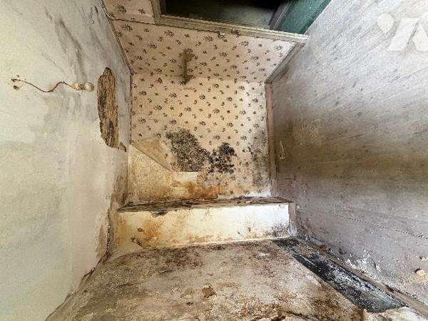 A CARROUGES - une maison d'habitation à rénover (93m²), en plein coeur de CARROUGES