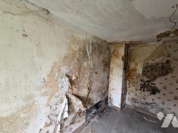 A CARROUGES - une maison d'habitation à rénover (93m²), en plein coeur de CARROUGES