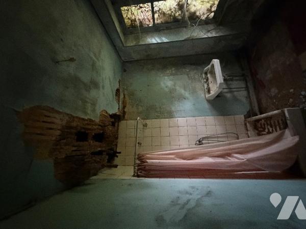 A CARROUGES - une maison d'habitation à rénover (93m²), en plein coeur de CARROUGES