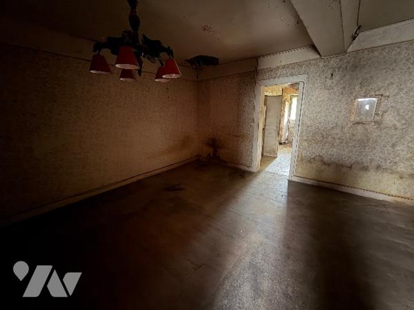 A CARROUGES - une maison d'habitation à rénover (93m²), en plein coeur de CARROUGES