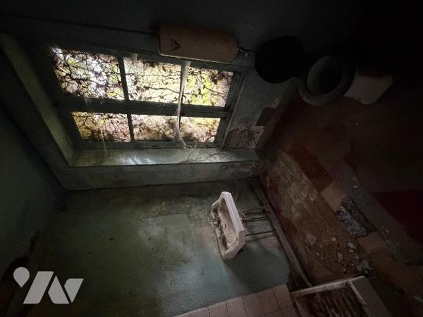 A CARROUGES - une maison d'habitation à rénover (93m²), en plein coeur de CARROUGES