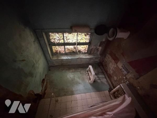 A CARROUGES - une maison d'habitation à rénover (93m²), en plein coeur de CARROUGES