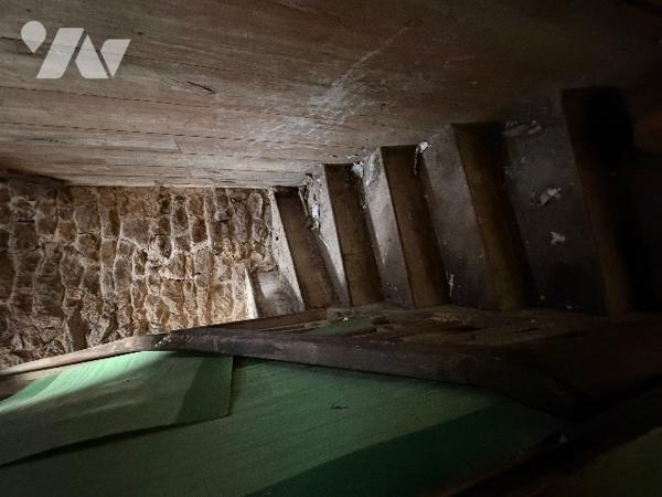 A CARROUGES - une maison d'habitation à rénover (93m²), en plein coeur de CARROUGES