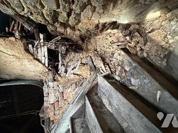 A CARROUGES - une maison d'habitation à rénover (93m²), en plein coeur de CARROUGES