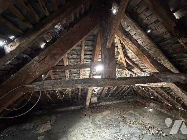 A CARROUGES - une maison d'habitation à rénover (93m²), en plein coeur de CARROUGES