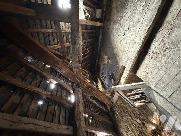 A CARROUGES - une maison d'habitation à rénover (93m²), en plein coeur de CARROUGES