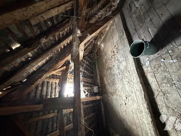 A CARROUGES - une maison d'habitation à rénover (93m²), en plein coeur de CARROUGES