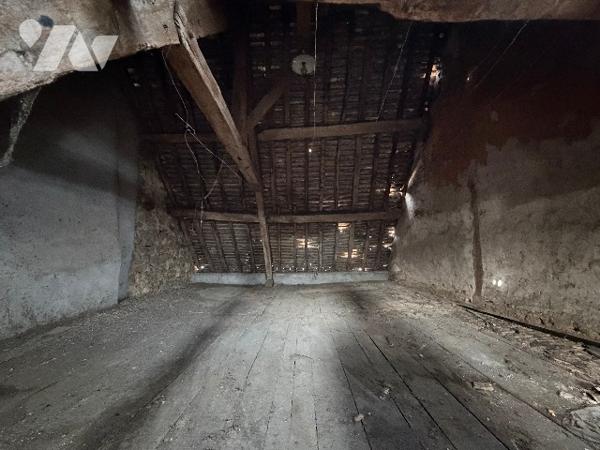 A CARROUGES - une maison d'habitation à rénover (93m²), en plein coeur de CARROUGES