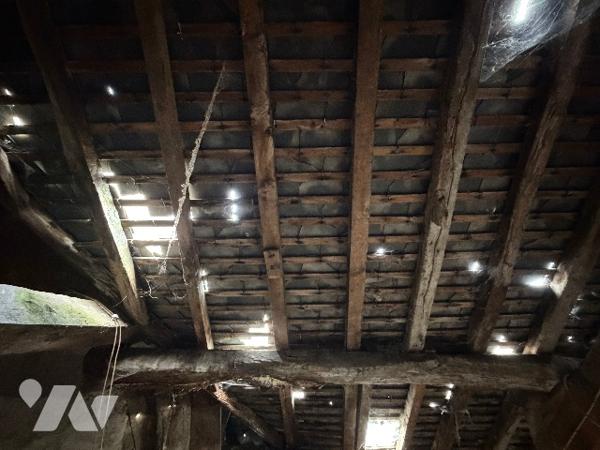 A CARROUGES - une maison d'habitation à rénover (93m²), en plein coeur de CARROUGES