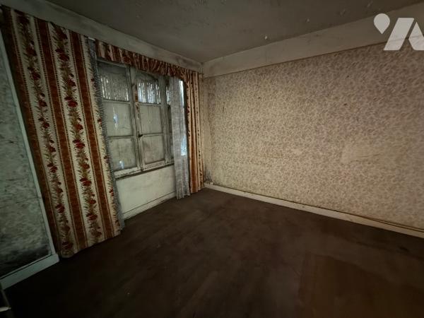 A CARROUGES - une maison d'habitation à rénover (93m²), en plein coeur de CARROUGES