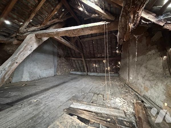 A CARROUGES - une maison d'habitation à rénover (93m²), en plein coeur de CARROUGES