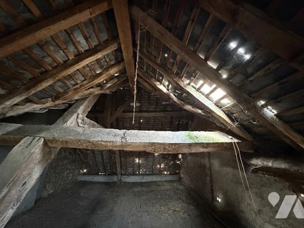 A CARROUGES - une maison d'habitation à rénover (93m²), en plein coeur de CARROUGES