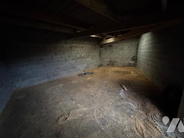 A CARROUGES - une maison d'habitation à rénover (93m²), en plein coeur de CARROUGES