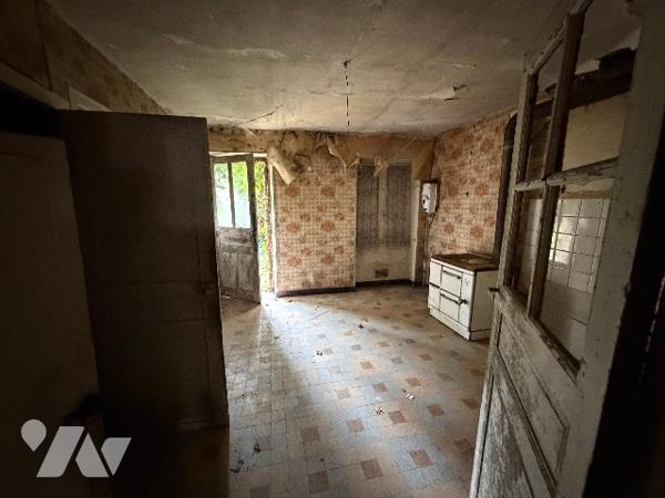 A CARROUGES - une maison d'habitation à rénover (93m²), en plein coeur de CARROUGES