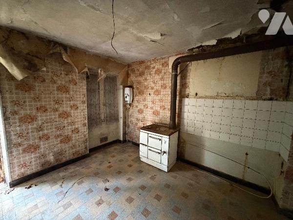 A CARROUGES - une maison d'habitation à rénover (93m²), en plein coeur de CARROUGES