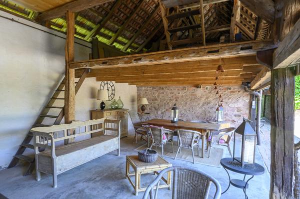 Magnifique Corps de ferme rénové 28 ares env. dépendances.