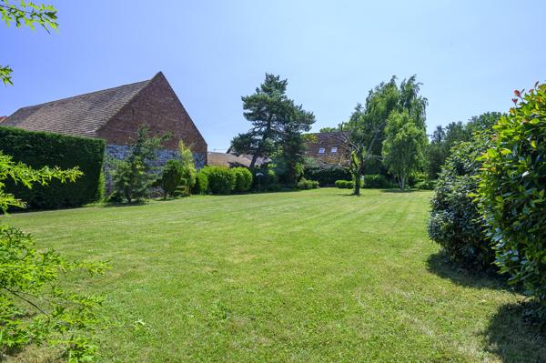 Magnifique Corps de ferme rénové 28 ares env. dépendances.