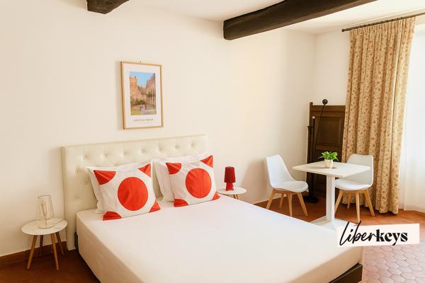 À Moustiers, la pierre qui rapporte : maison de village divisée pour la location