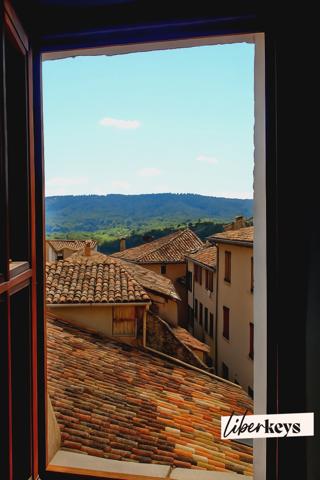 À Moustiers, la pierre qui rapporte : maison de village divisée pour la location