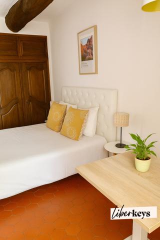 À Moustiers, la pierre qui rapporte : maison de village divisée pour la location