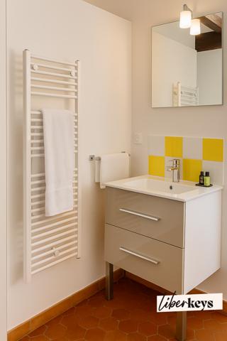 À Moustiers, la pierre qui rapporte : maison de village divisée pour la location