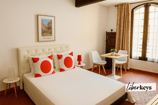 À Moustiers, la pierre qui rapporte : maison de village divisée pour la location