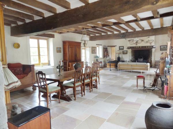 GRANDE LONGERE D'EXCEPTION, EN FORET