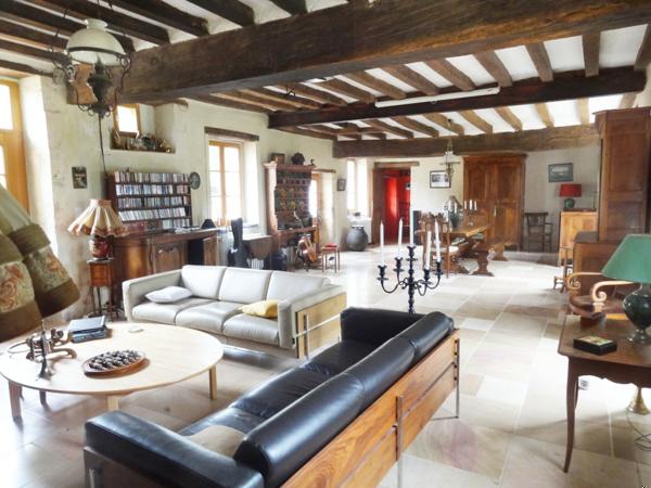 GRANDE LONGERE D'EXCEPTION, EN FORET