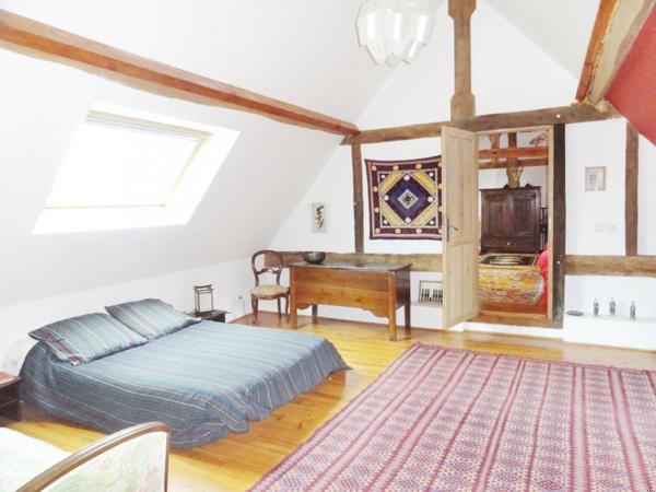 GRANDE LONGERE D'EXCEPTION, EN FORET