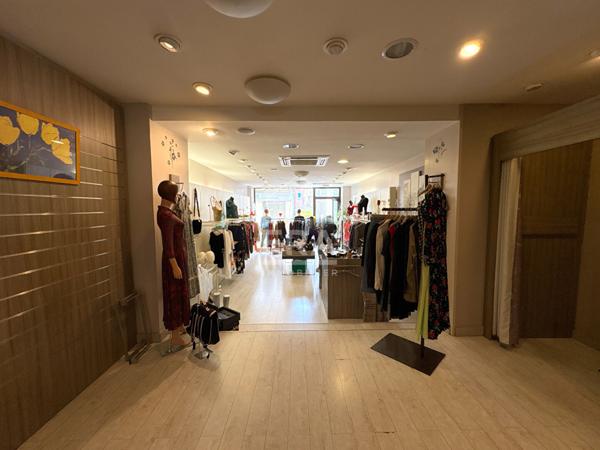 A LOUER 84120 PERTUIS CENTRE - LOCAL COMMERCIAL D'ENVIRON 69M² DONT 12M² DE RESERVE