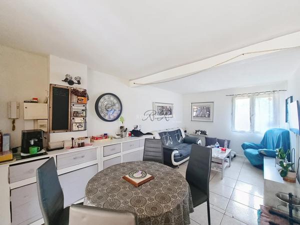 Maison à rénover sur un terrain d'environ 6500m2