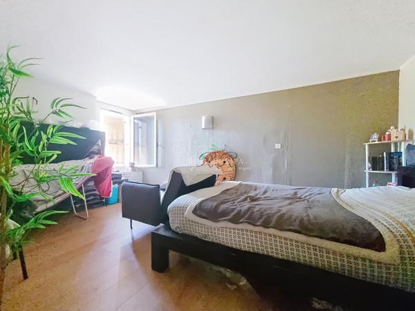 Maison à rénover sur un terrain d'environ 6500m2