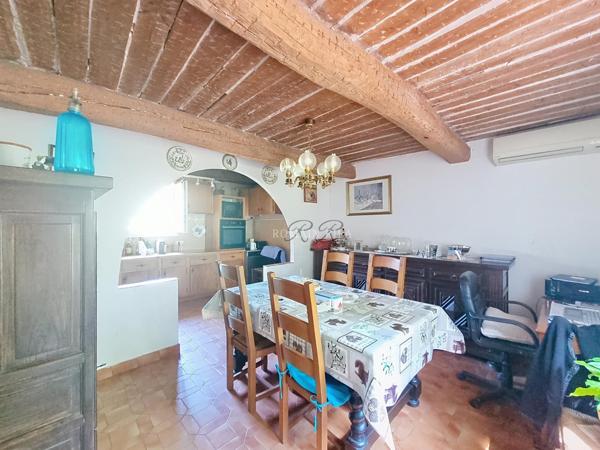 Maison à rénover sur un terrain d'environ 6500m2