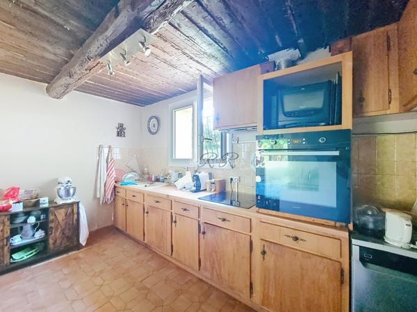 Maison à rénover sur un terrain d'environ 6500m2