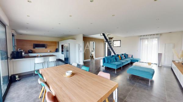 Maison familiale contemporaine avec jardin, piscine hors sol et suite parentale